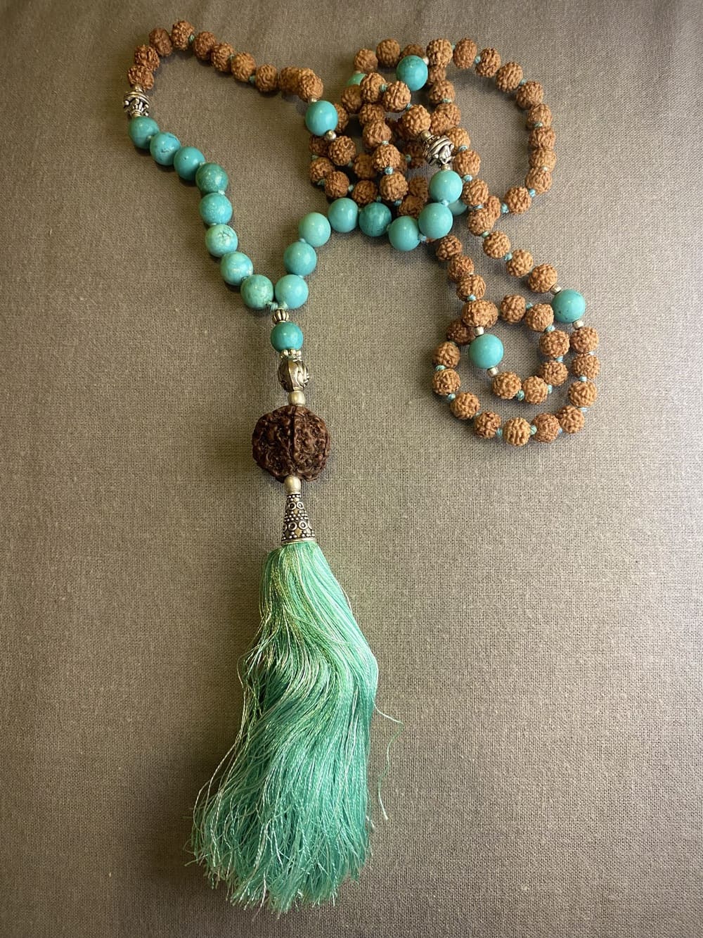 Turquesa Howlita con Rudraksha